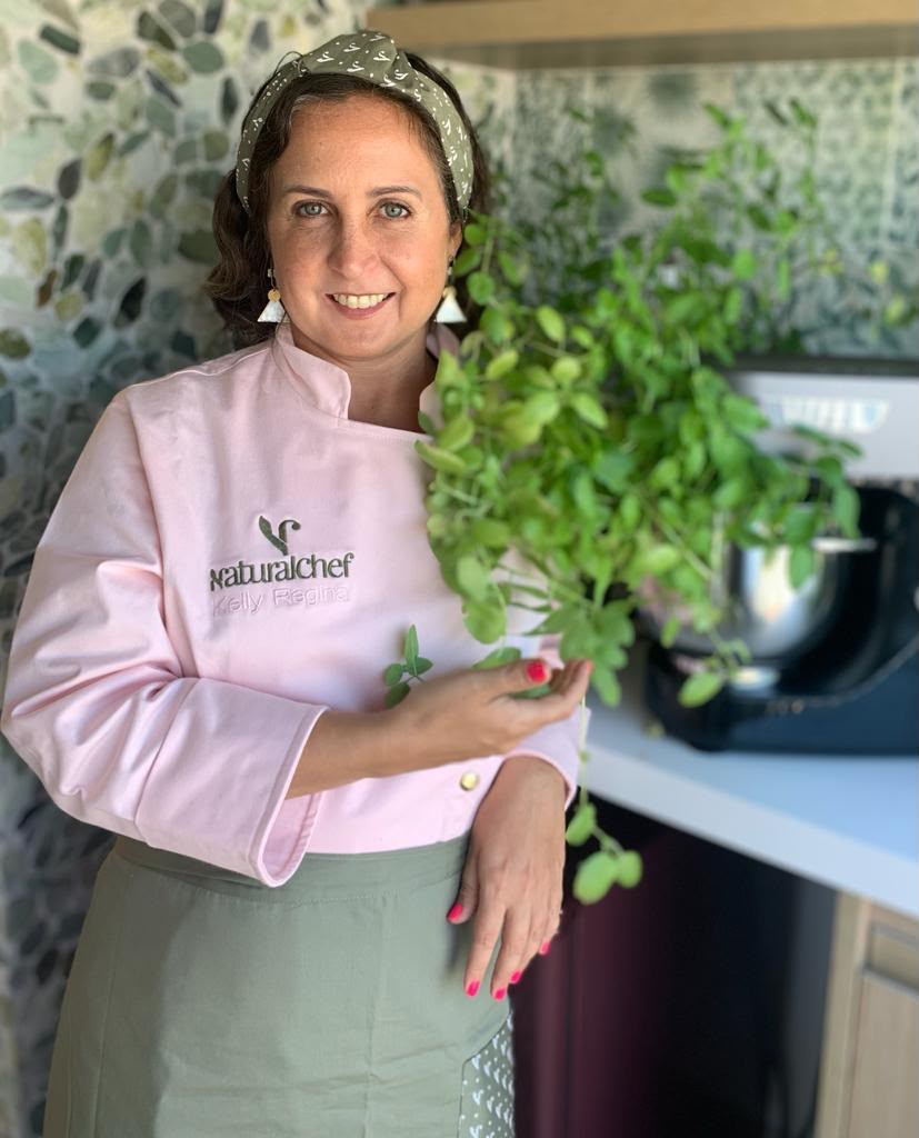 Kelly Regina Bregantini, psicóloga e terapeuta integrativa, em sua cozinha
